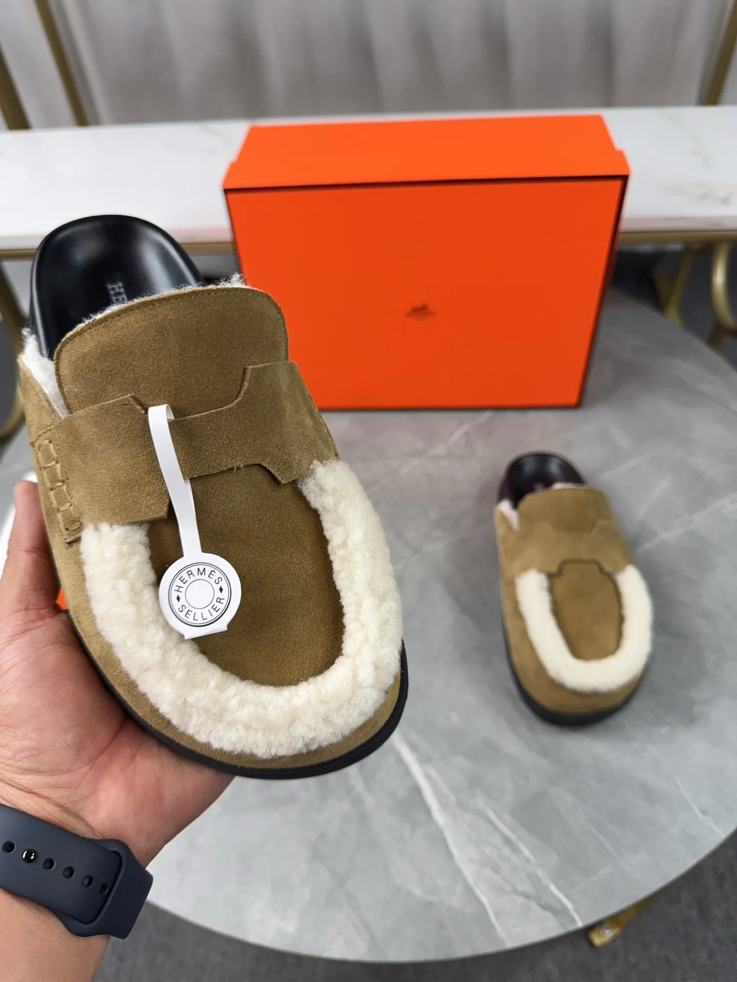 p460🐮🐮HERMES Birkenstock Mules🍬 Spring and summer really need versatile slippers. They have a casual and high-end feel, and the comfort is also great. The large toe design adds a playful feel, and the slip-on design is convenient and practical to wear. 🌷Upper: original high mercerized cow velvet 🌷Inner lining: wool 🌷Outsole: original TPU water platform + rubber film combination 🌷Number of sizes: women's size 35-40 (40-41 -42 is not returnable) men's size: 38-45 (45 is not returnable)